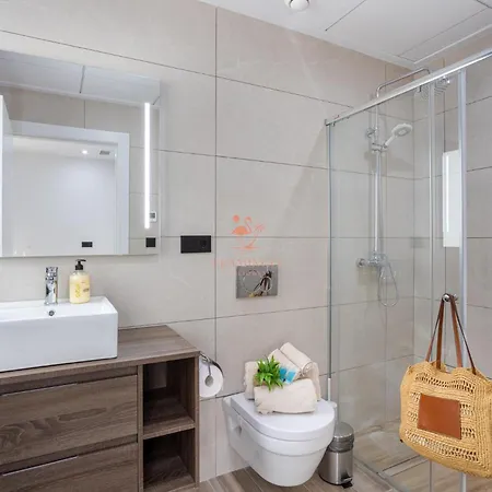 Laguna Met Prive Zwembad & Jacuzzi וילה